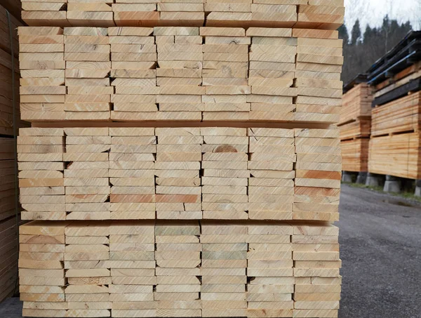 Modèle de poutres empilées rectangulaires en bois à la scierie — Photo