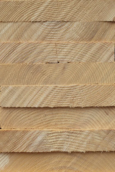 Close-up patroon van gestapelde rechthoekig houten balk hout op zagerij houtzagerij — Stockfoto