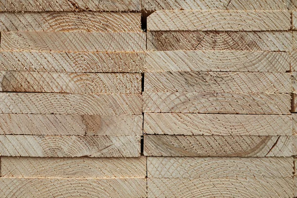 Patroon van gestapelde rechthoekig houten balk hout op zagerij houtzagerij — Stockfoto