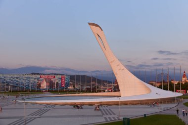 Sochi (Adler), Rusya Federasyonu - 22 Ağustos 2017: Ağustos akşam günbatımı görünümüne Sochi Olimpiyat Parkı Olympic Torch meydanda
