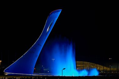 Sochi (Adler), Rusya Federasyonu - 22 Ağustos 2017: Sochi Olympic Park Olimpiyat Meşalesi Plaza'daki renkli akşam ışığı ve Çeşme dans müzik göster