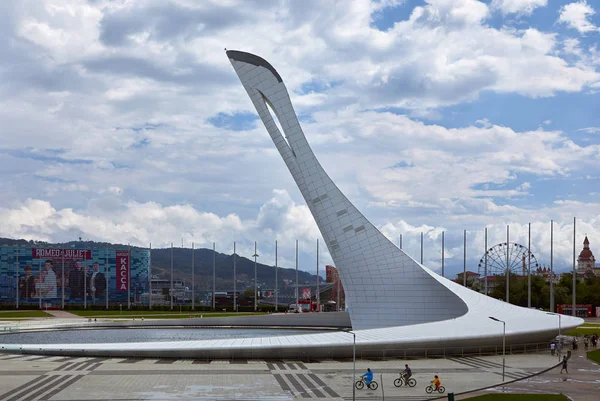 Sochi (Adler), Rusya Federasyonu - 22 Ağustos 2017: Sochi Olimpiyat Parkı Olympic Torch meydanda için Ağustos gündüz görüntüleyin