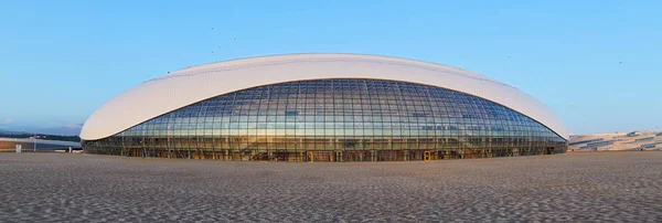 Sochi (Adler), Rusya Federasyonu - 22 Ağustos 2017: buz hokeyi - Sochi Olympic Park Bolshoy buz Dome spor stadyum için panoramik görünüm akşam