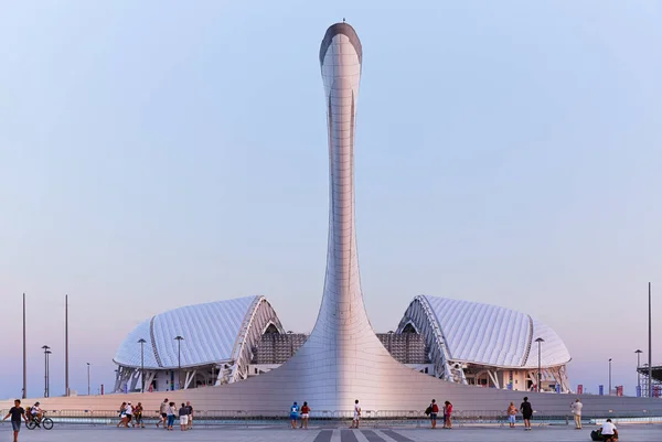 Sochi (Adler), Rusya Federasyonu - 22 Ağustos 2017: Ağustos akşam gün batımı görünümü Olimpiyat Meşalesi Plaza ve Sochi Olympic Park Fisht Stadyumu