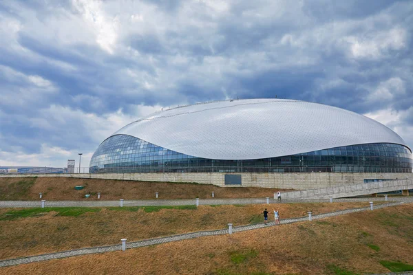 Sochi (Adler), Rusya Federasyonu - 22 Ağustos 2017: Buz hokeyi - Bolshoy buz kubbe stadyumda Sochi Olympic Park için Ağustos bulutlu gün görüntüleyin