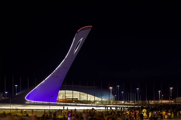 Sochi (Adler), Rusya Federasyonu - 22 Ağustos 2017: Renkli akşam aydınlatma Sochi Olympic Park Olimpiyat Meşalesi