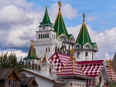 Moscow, Rusya Federasyonu - 27 Ağustos 2017: sanat-Kremlin Galeri ve keskin sivri kuleleri renkli çatıların tepesinde altın Rus ulusal silah kat, Izmailovo Kremlin ile