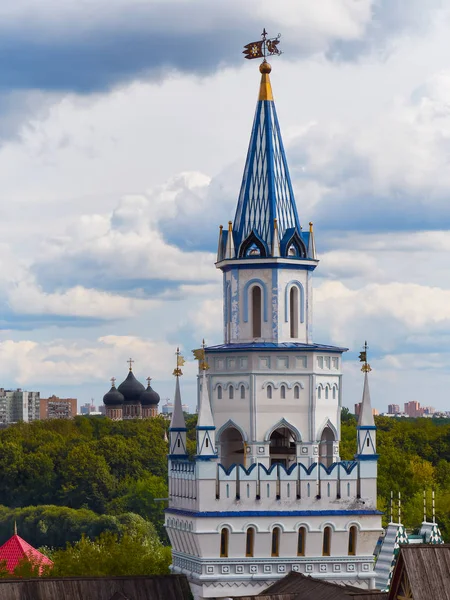 Moscow, Rusya Federasyonu - 27 Ağustos 2017: Izmailovo Kremlin, altın Rüzgar kanatları ile arka planda St. Bogoroditsa Kilisesi ile geleneksel keskin sivri köşe kule