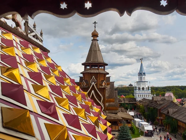 Moscow, Rusya Federasyonu - 27 Ağustos 2017: Aziz Nikolas Kilisesi, köşe kule ve iç avlu Izmailovo Kremlin Fotoğraf Festivali sırasında görünümüne