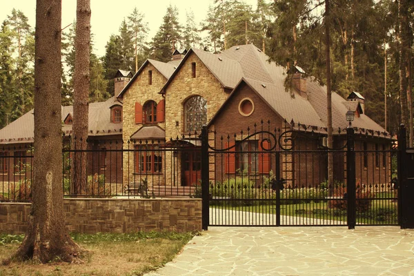 bir orman kale tarzı evde