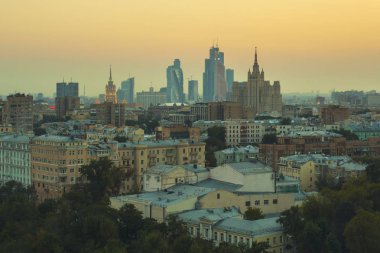 Görünüm akşam Moskova çatılar