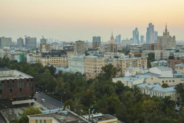 Görünüm akşam Moskova çatılar