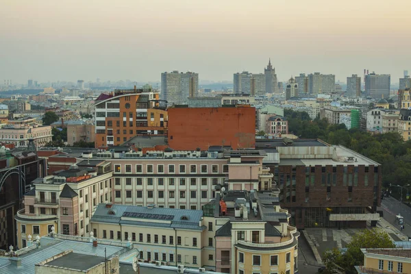 Görünüm akşam Moskova çatılar