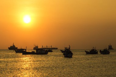 gün batımı bir arka plan üzerinde ahşap tekneler