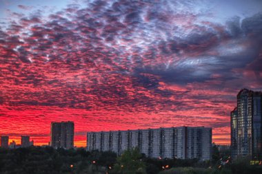 Şehrin üzerinde kırmızı gökyüzü