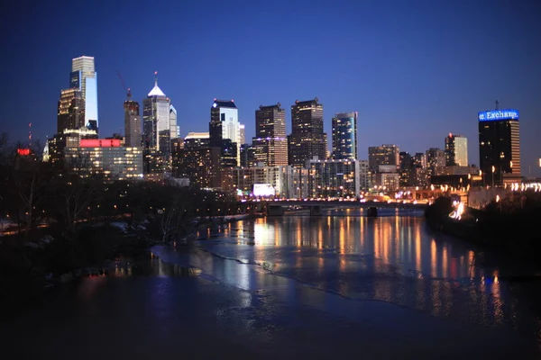 Romantik bir gece şehir panoraması