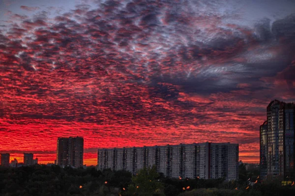 Şehrin üzerinde kırmızı gökyüzü