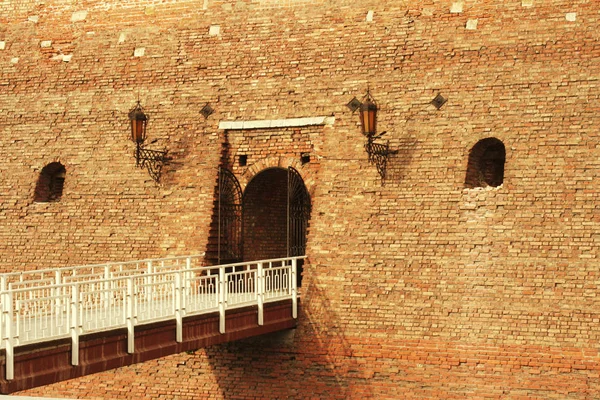 Vecchio muro di mattoni del castello — Foto Stock