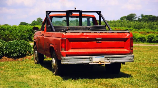 Czerwony samochód amerykański vintage — Zdjęcie stockowe