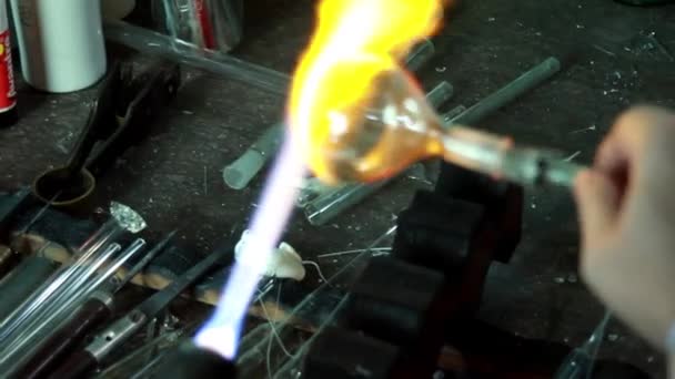 Glassblower çalışma yakın çekim — Stok video