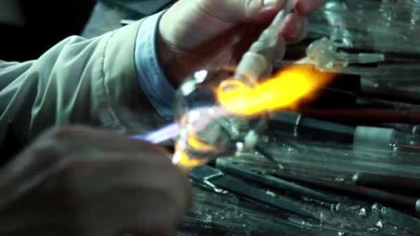 Glasblazer werken close-up — Stockvideo