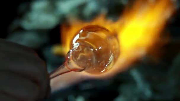 Glassblower çalışma yakın çekim — Stok video