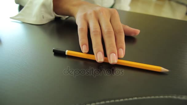 Sekreterare flirta med chefen - rullande en penna på ett bord — Stockvideo