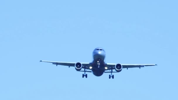 Jet uçak uçan yakın çekim — Stok video
