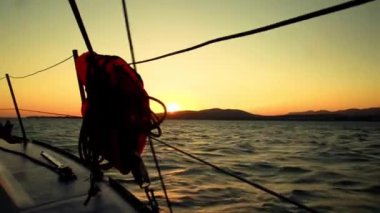 bir yat kurulu - yelken ve yat detayları deniz günbatımı