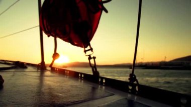 bir yat kurulu - yelken ve yat detayları deniz günbatımı