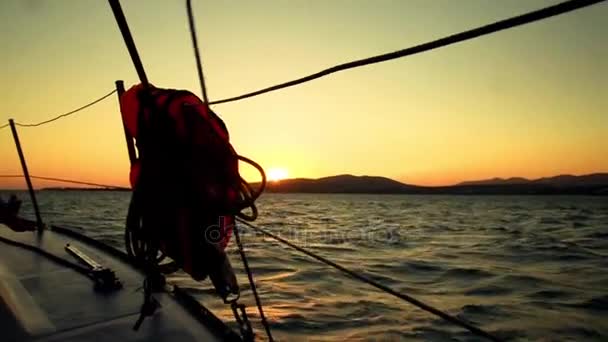 Захід сонця з дошки яхт - вітрильні деталі та деталі яхт у морі — стокове відео