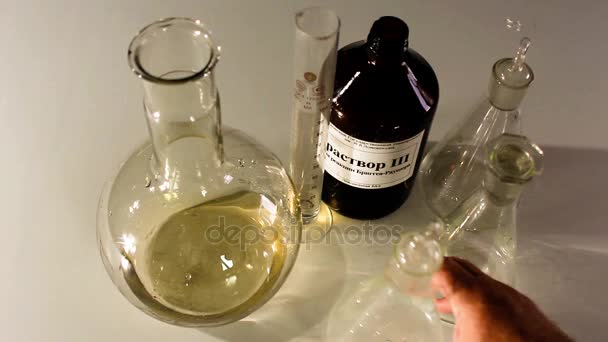 Experimento de reacción química — Vídeo de stock
