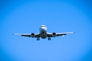 Genel gider yakın çekim uçan jet uçak
