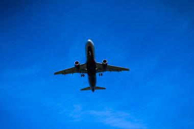Genel gider yakın çekim uçan jet uçak