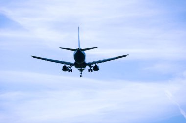 Genel gider yakın çekim uçan jet uçak