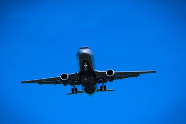 Genel gider yakın çekim uçan jet uçak