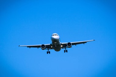 Genel gider yakın çekim uçan jet uçak
