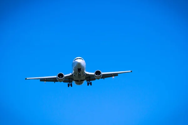 Genel gider yakın çekim uçan jet uçak — Stok fotoğraf