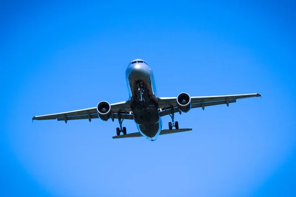 Genel gider yakın çekim uçan jet uçak — Stok fotoğraf