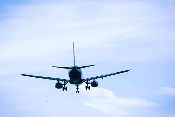 Genel gider yakın çekim uçan jet uçak — Stok fotoğraf