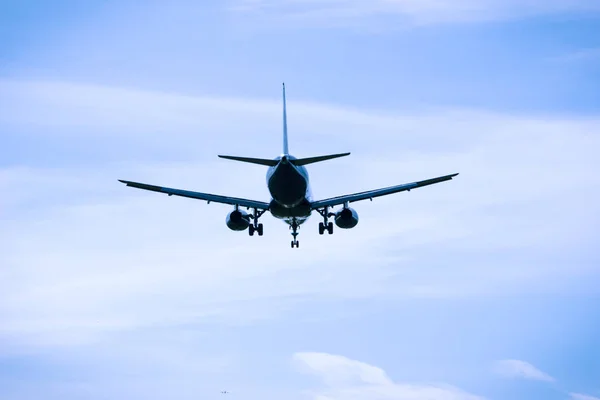 Genel gider yakın çekim uçan jet uçak — Stok fotoğraf