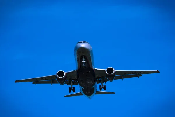 Genel gider yakın çekim uçan jet uçak — Stok fotoğraf