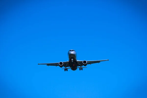 Genel gider yakın çekim uçan jet uçak — Stok fotoğraf