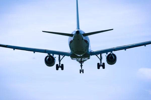 Genel gider yakın çekim uçan jet uçak — Stok fotoğraf