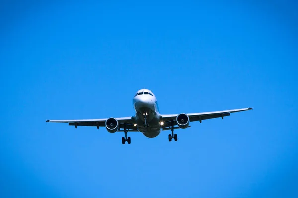 Avión a reacción volando sobre la cabeza de cerca — Foto de Stock