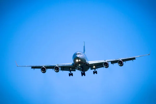 Genel gider yakın çekim uçan jet uçak — Stok fotoğraf