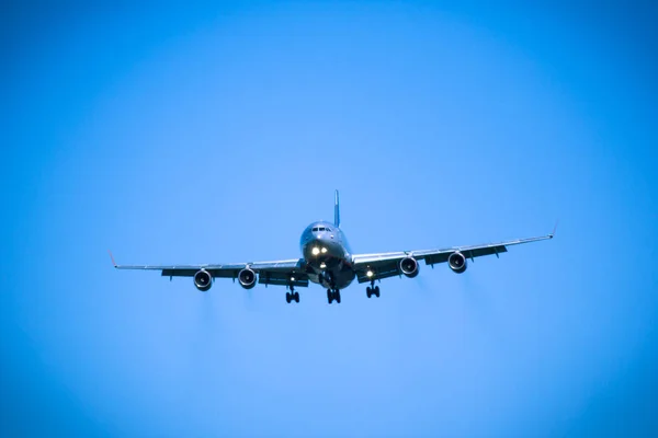 Genel gider yakın çekim uçan jet uçak — Stok fotoğraf