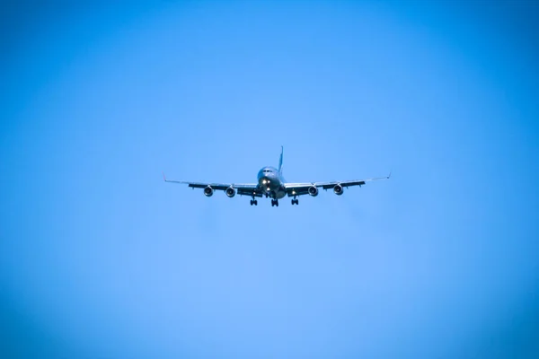 Düsenflugzeug fliegt über Kopf aus nächster Nähe — Stockfoto