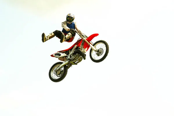 Salto en bicicleta aislado sobre fondo blanco — Foto de Stock