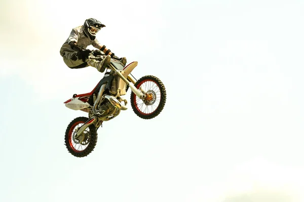 izole Bisiklet atlama beyaz arka plan üzerinde